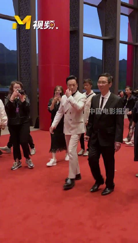 张颂文亮相第十三届候场区,一身白西装造型梦回《狂飙》