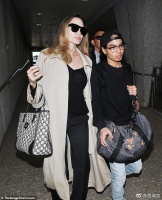 安吉丽娜·朱莉国宴后带养子回家，21岁亚裔小伙状态萎靡，被热议