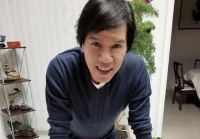 香港知名男星满头白发出镜，不染发想自然老去，网友直呼不敢认