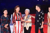 朱迅送别老母亲，未见老公王志和儿子陪伴，公开视频引发网友热议