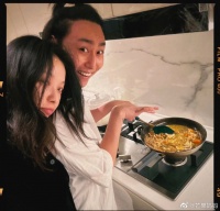 倪妮更新ins ，和朋友在家开心做饭，纯素颜的黑眼圈好真实……