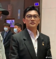 49岁苏有朋出席活动，黑边眼镜造型亮相，年轻帅气网友认不出