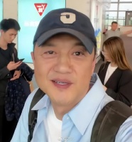 买飞机头等舱被拒，欠了4000万的李亚鹏，依然比普通人过得滋润！