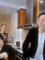 汪小菲和妈妈张兰一起直播，唱我是一只鱼，兰姐: 我是大金鱼！