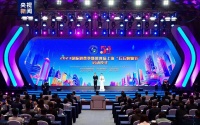 康辉王冠搭档主持，前者身高不够鞋跟来凑，后者自家冷落央视吃香