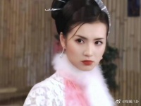 年轻时的她真的眼睛带钩子，珠圆玉润的容貌太绝了