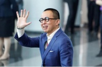 富二代李泽楷现身长沙，腰缠万贯气质突出，穿10万西装谈公事