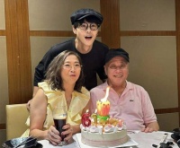 知名港星携子为爱妻庆生！61岁寿星状态大勇，儿子已经入行多年