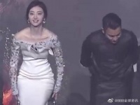 看到张艺谋过来、瞬间站起让出C位……
