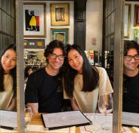 陈法拉夫妇在海边度假和朋友喝酒聊天 还出海玩帆船过得很开心