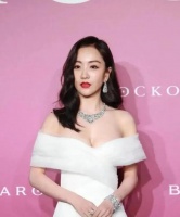 42岁的古装第一美人杨蓉身材饱满，性感迷人，引起网友热议