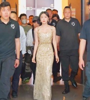 三亚：女星秦岚参加发布会，身材曼妙面色红润，引起网友热议