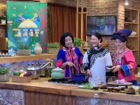 为支持央视公益活动，55岁王小丫复出录节目，穿民族服装状态很好