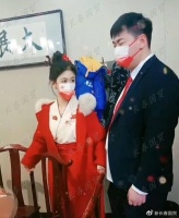 大衣哥儿媳参加同学婚礼被偶遇，坐在角落低调不张扬