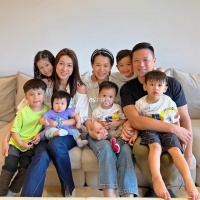 钟嘉欣胡杏儿难得开心相聚 两人各带3个孩子拍大合照很热闹