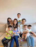 两位TVB前花旦开心聚会！素颜亮相被赞状态佳，6个孩子太热闹