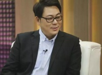 密恐慎入！高亚麟额头布满黑点，自曝患扁平疣，网友：是天花吗？