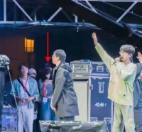 冯禧现身许嵩音乐节 二人暗中发糖很是甜蜜