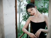 林允黑色抹胸鱼尾长裙，浑身透露着清冷气息！好优越的肩颈比啊！