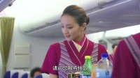 空姐询问乘客喝点什么，结果遭到蛮横斥责，当她看到手铐后……
