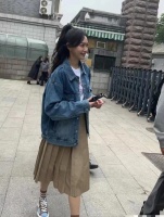 唐嫣回中戏参加同学聚会，文章C位抢镜，眼神木讷人群中状态最糟