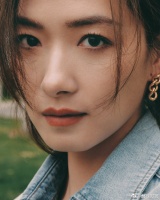 万茜黑色高开叉裙 万茜：这次的裙子八级大风都吹不动