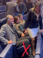 没想到过座位还有这种讲究，我也觉得屁股对着人不礼貌……