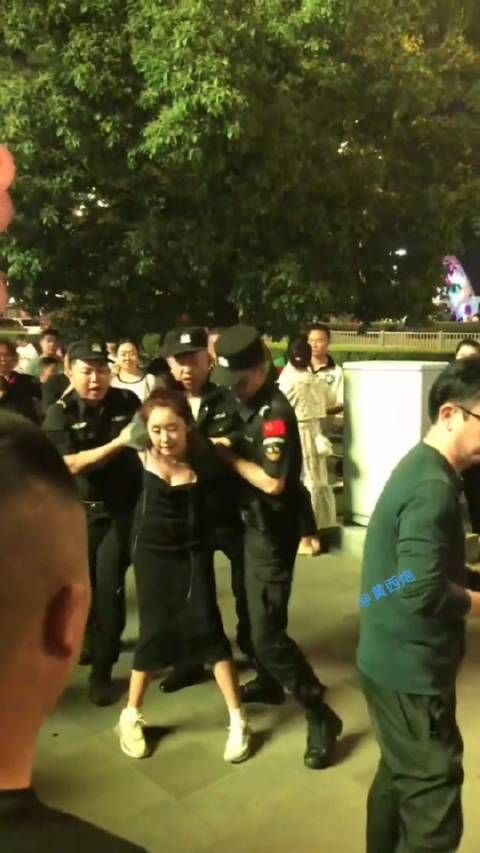 两口子被小三撵着打，JC来了还在打原配，男的气的心梗发作