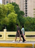 网友上海街头偶遇吴尊neinei和max