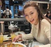 姚嘉妮罕见与一对子女出镜拍宣传视频 女儿颜值高会打扮像妈妈