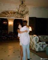 比尔·盖茨20岁女儿为黑人男友庆生，抱一起真甜，自称是幸运女孩