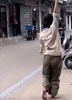 福建，年轻女子蓬头垢面街边跳舞，默默倾诉心中的苦：灵魂之舞！