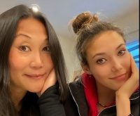 绝了！谷爱凌穿性感吊带裙参加闺蜜聚会，全是极品阿姨，网友炸锅