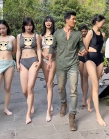 嘎子谢孟伟和一群泳装美女聚会，兴奋热聊乐开怀，网友：你飘了