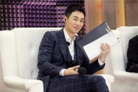 朱亚文举止惹争议，与化妆师贴脸搂抱没分寸感，女方配文太暧昧