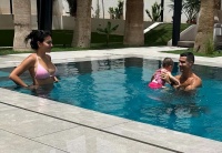 C罗晒6块腹肌，豪宅泳池嬉闹！1岁女儿好白嫩，乔治娜性感出镜