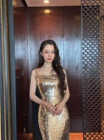 吉娜姐姐弹钢琴一绝，唱歌也不在话下……