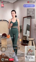 刷到董洁直播，发现她比例贼好，查了一下官方身高才160……