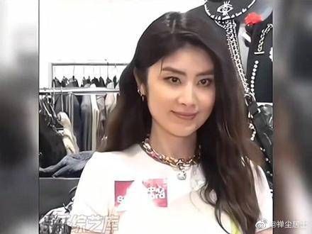 近日，51岁的陈慧琳出席义卖活动，将自己收藏的饰品全部捐出……