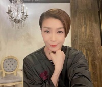 香港知名女星被质疑患病，瘦到双颊凹陷青筋凸起，宛如纸片人