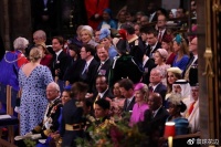 哈里被姑姑头上「羽毛饰物」挡住画面，又成为媒体消遣的话题