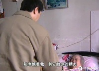 当年冯小刚去探望老母，姐姐哭着问冯小刚：能不能给我找份活儿？