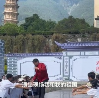 大衣哥在青州商演，被观众扔石头后继续演唱，保安急忙护驾