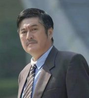 68岁港星林威在河北农村赶集，与村民相处模式似老乡，举止接地气