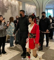 谢娜真的是敢于尝试任何造型，状态也太好了吧，不愧是太阳女神……