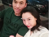 齐娇带女儿回香港探望前夫和三太，在豪宅的楼顶拍摄风景照