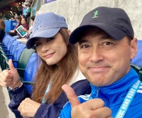 王敏德晒夫妻俩多年来恩爱合影 庆祝两人迎来结婚31周年纪念日