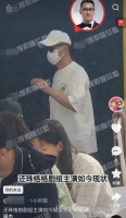 52岁周杰退圈后难辨认，独逛街左挑右选不付钱，和嫩妹女友疑分手