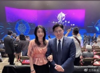 霍启刚夫妇现身颁奖音乐会 郭晶晶挽老公手臂恩爱甜蜜