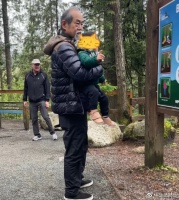 老戏骨元华移民加拿大，70岁抱孙登山惊人一幕曝光！